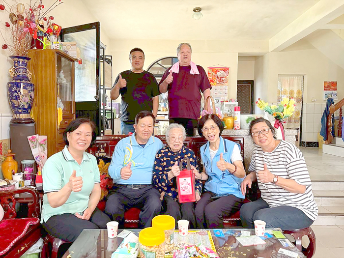 社會處長黃雅芬等人走訪本縣90歲以上的長者家庭,祝賀母親節快樂。(社會處提供)