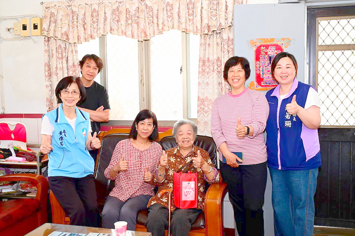 社會處長黃雅芬等人走訪本縣90歲以上的長者家庭,祝賀母親節快樂。(社會處提供)