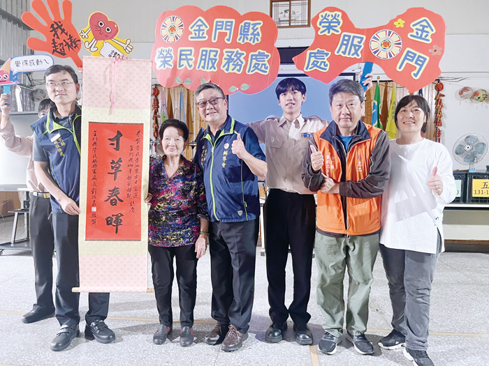 劉信義處長(左3)致敬獲選模範母親的榮民。(金門縣榮服處提供)