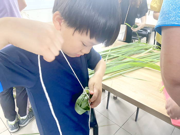 親子體驗排灣族料理,認識原住民族文化。(多年國小提供)