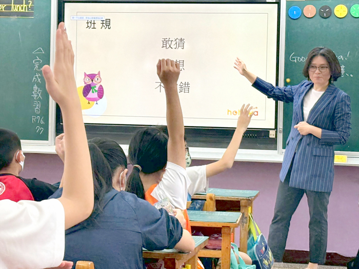 資深講師方嵐萱授親子財商體驗課程。
(中正國小提供)