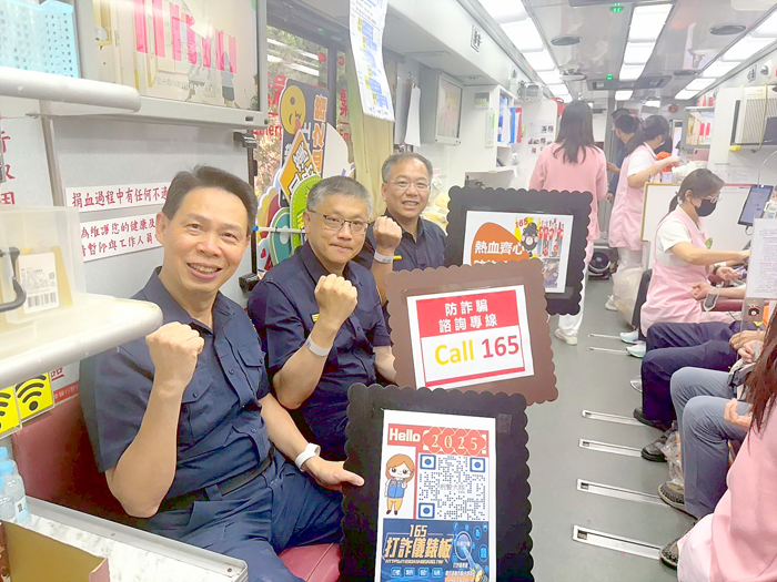 「捐血傳愛」縣警局局長黃壬聰率同仁挽袖;現場也進行防詐與識詐以及交通安全宣導。(莊煥寧攝)