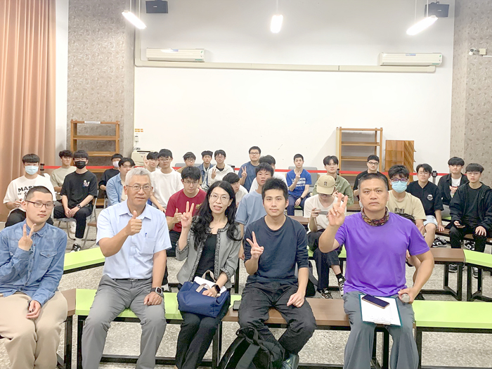 地政局近日前進校園舉辦「學生租屋權益及住宅租賃糾紛案例」講習會。(地政局提供)