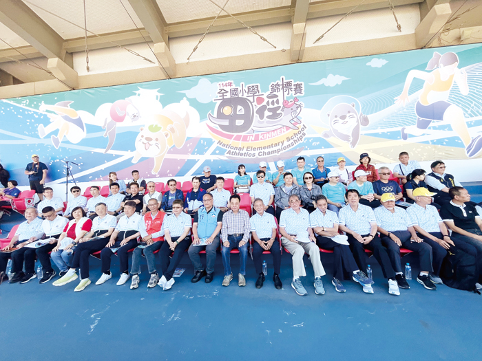 「114年全國小學田徑錦標賽」開幕典禮中嘉賓雲集,齊心為選手加油喝采。(莊煥寧攝)