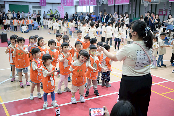金湖國小附設幼兒園舉辦「愛的總動員感恩活動」,約500多位親師生一同參與,透過律動表演、親子團體遊戲、愛心義賣攤位,表達最真摯的愛與感謝。
(金湖國小提供)