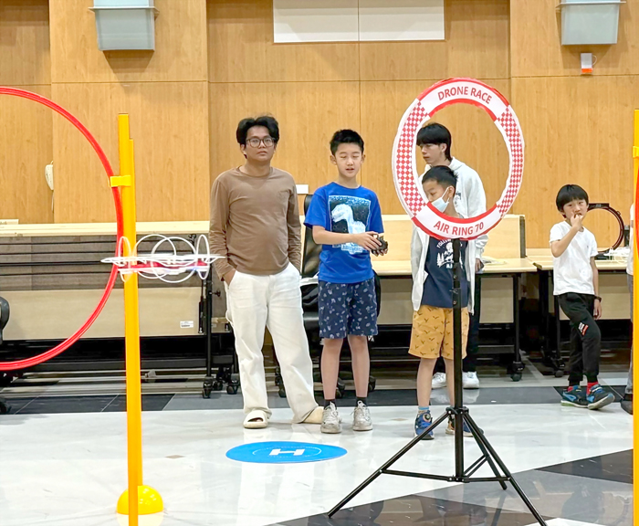 銘傳大學國小低年級無人機營隊登場,讓學子「玩中學、學中玩」通過挑戰建立自信和成就感。(銘傳金門分部提供)