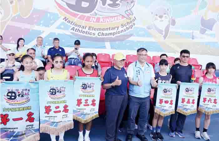 「114年全國小學田徑錦標賽」閉幕,副縣長李文良頒獎給選手們。(主辦單位提供)