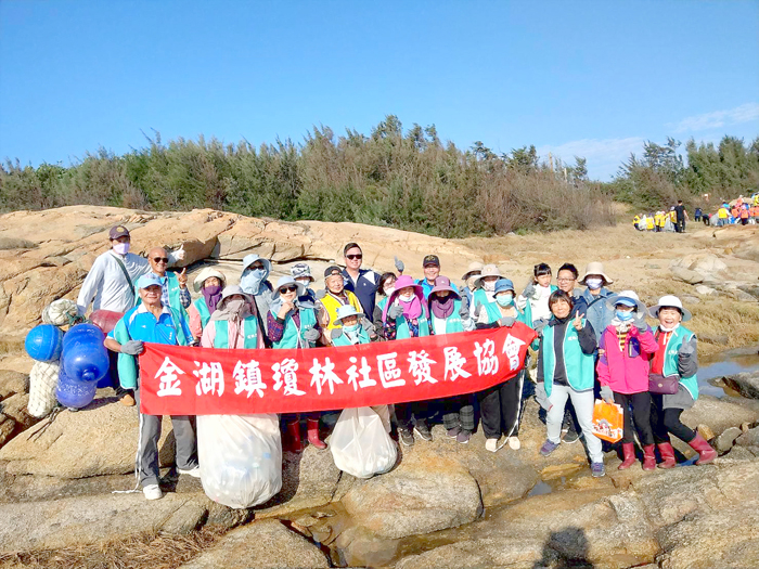 瓊林志工淨灘活動。(瓊林社區發展協會提供)