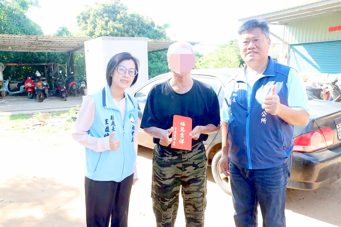 社會處副處長王茲繐代表縣長陳福海,偕同金寧鄉長楊忠俊,前往低收入家庭致贈端節慰問金。(金寧鄉公所提供)