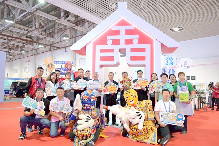 「2025第二十屆海峽旅遊博覽會」盛大展開,縣府由參議陳祥麟代表率領觀光處長許績鑫等人,偕同金門酒廠、金門縣旅行商業同業公會等單位參與。(縣府提供)