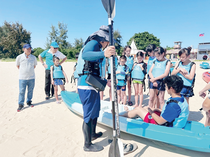 金湖鎮於料羅灣舉辦水域體驗課程。(金湖鎮公所提供)