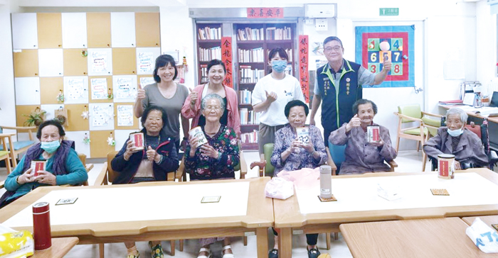 劉信義處長(後排右1)訪烈嶼日照中心。(金門縣榮服處提供)