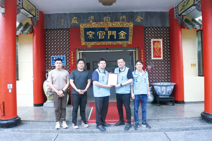 縣府推動「路燈認養制度」,陶瓷廠已成為第一個響應機關,率先認養10盞路燈。(養工所提供)