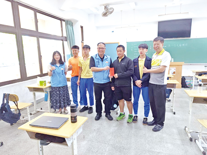 114年國中教育會考昨日起舉行,金門縣副縣長李文良與教育處長孫麗琪到試場勉勵試務團隊與考生。(教育處提供)