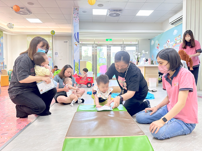 金湖托育資源中心—醫遊館舉辦嬰幼兒動作發展親子活動,專業兒童發展師現場為0至3歲幼兒進行發展評估,家長與孩子熱情參與。(張郁姍攝)