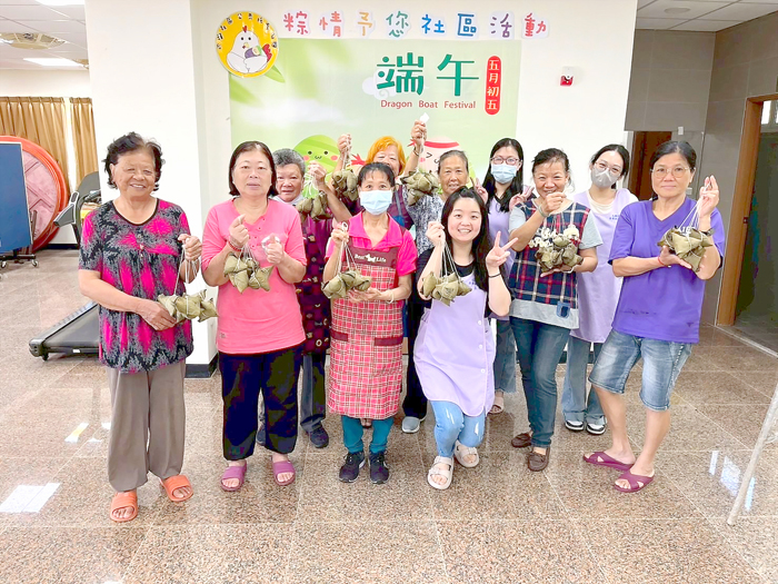 后頭社區公共托育家園邀請社區婆婆媽媽包粽子。(協會家園提供)