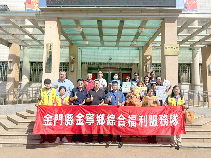 金寧鄉綜合志工隊由鄉長楊忠俊帶隊,關懷獨居長者。(金寧鄉公所提供)