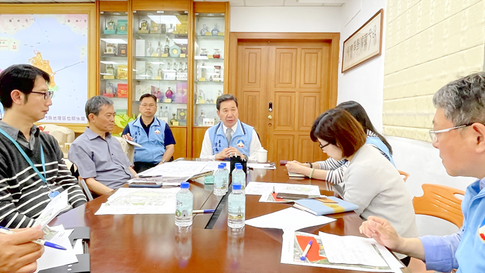 金門縣政府持續推動金沙地區公共建設,縣長陳福海邀集相關單位召開「金沙國小附設幼兒園新建工程」會議。(陳麗妤攝)