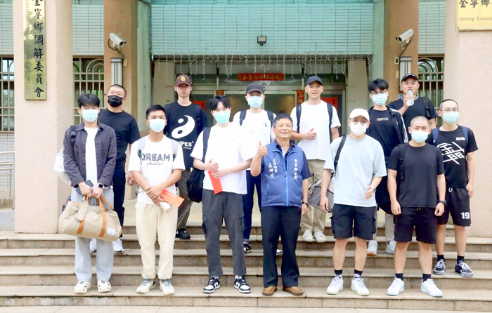 金寧鄉12位入伍役男赴陸軍新兵訓練中心展開軍旅生活。(金寧鄉公所提供)