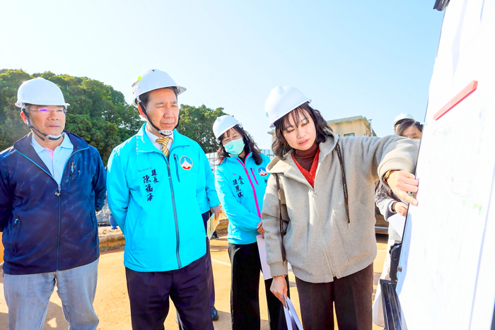 縣長陳福海多次前往金沙國小視察附設幼兒園新建工程。(資料照片/薛子軒攝)