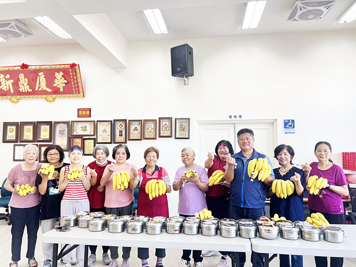 金寧鄉長楊忠俊親自前往轄內各社區照顧關懷據點,向默默奉獻的供餐志工與廚工表達感謝之意。(金寧鄉公所提供)
