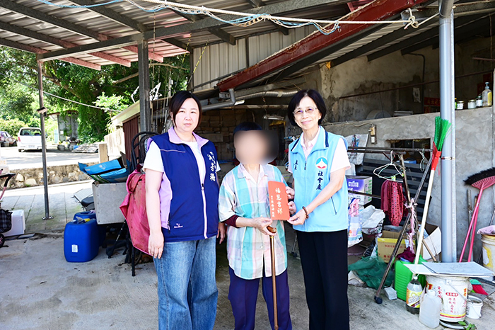 端節將屆,烈嶼鄉長洪若珊陪同社會處長黃雅芬探慰烈嶼弱勢家庭。(烈嶼鄉公所提供)