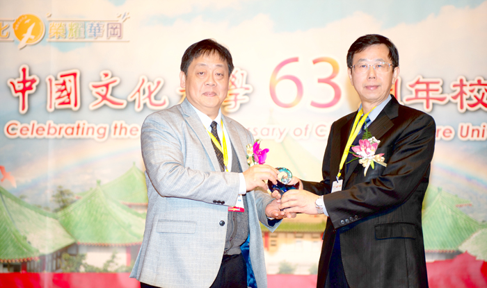 呂文忠獲頒中國文化大學「114年度傑出校友」殊榮。(呂文忠提供)