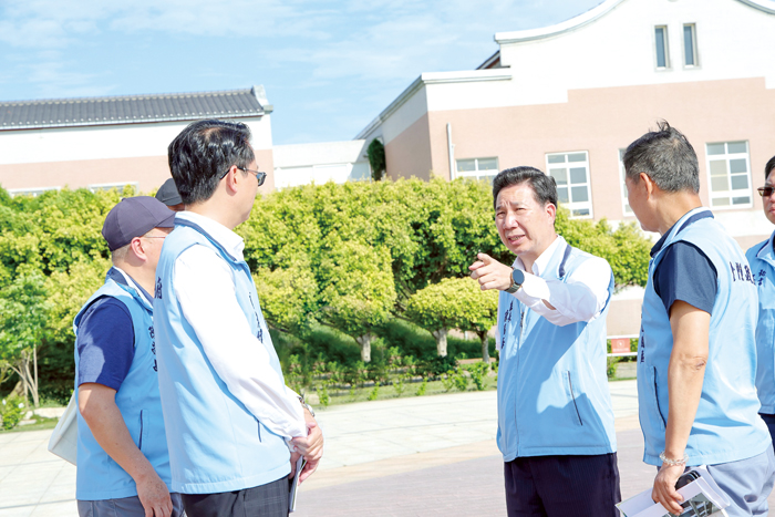 縣長陳福海率領縣府相關局處主管前往金門縣文化園區,聽取「文化園區管理所典藏、展示場館整建利用計畫—博藝館」提案簡報。(薛子軒攝)