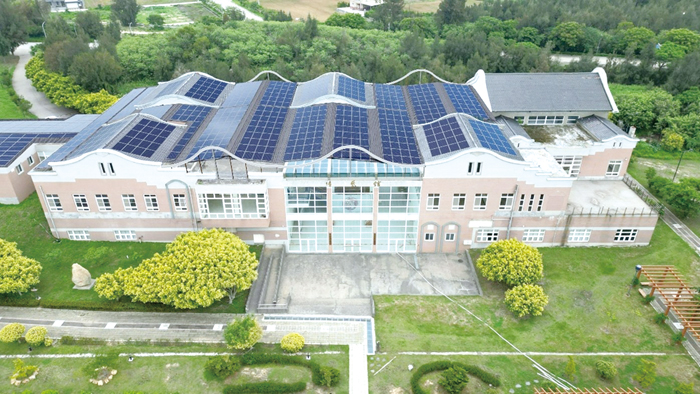 文化園區博藝館整建計畫,未來屋頂研擬設置太陽能光電系統、導入節能設施。(廠商提供模擬圖)