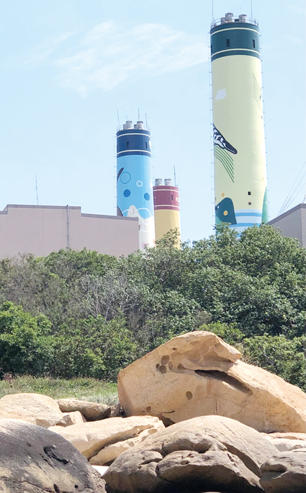 水頭塔山發電廠的三支大煙囪,承載未來金門供電的環境指標。(李金生攝)