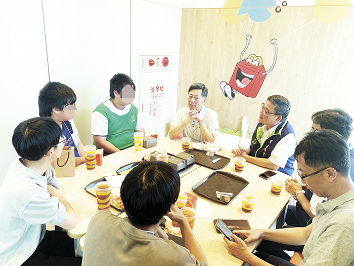 馬英漢董事長(右3)與認養學子會面。(金門縣榮服處提供)