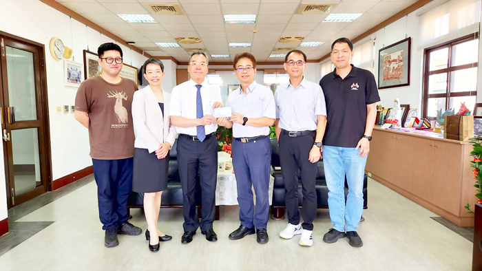 廖志耀、李玉綢賢伉儷捐款金門高中、金城國中,盼鼓勵清寒學子向學。(金門高中提供)