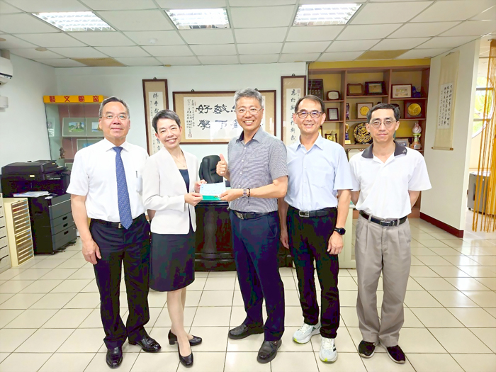 廖志耀、李玉綢賢伉儷捐款金門高中、金城國中,盼鼓勵清寒學子向學。(金城國中提供)