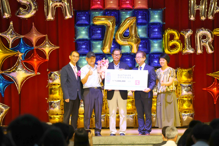 東周化學工業股份有限公司董事長陳永東,特別以母親呂玉柳女士名義,捐贈母校新台幣150萬元。(金門高中提供)