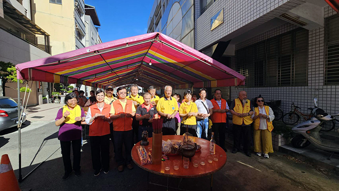 高雄浯島城隍設醮酬神,鄉親虔誠為城隍祝壽獻禮。
(該管委會提供)