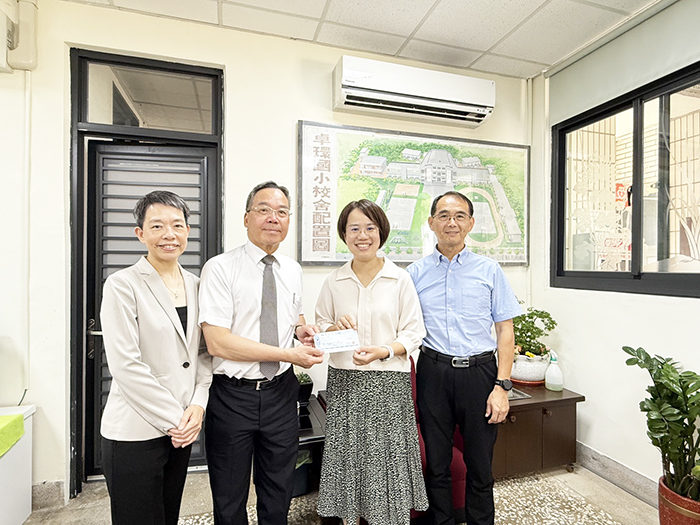 回饋母校卓環國小,捐款30萬元設立清寒獎助學金。(卓環國小提供)