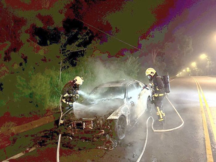金門環島北與高陽路段車輛凌晨起火,消防5車12人迅速撲滅,2分鐘內控制火勢,無人傷亡。(消防局提供)
