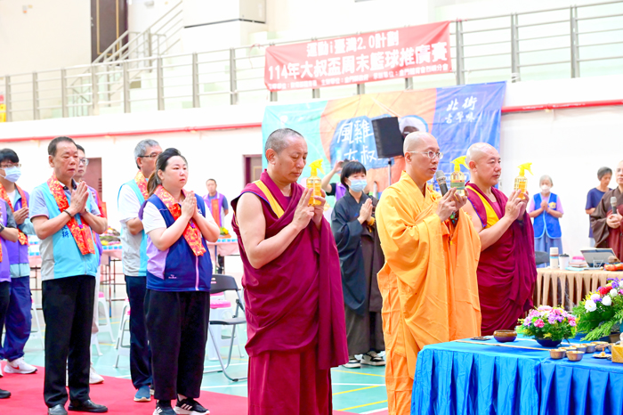 烈嶼鄉公所舉辦藥師祈福法會,烈嶼鄉長洪若珊和地方各界、信眾虔誠敬祭。(烈嶼鄉公所提供)