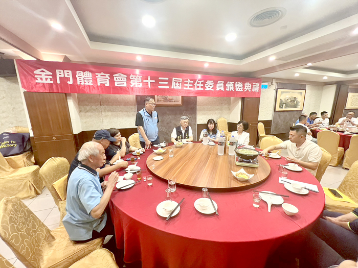金門體育會舉行各單項運動委員會主委頒贈聘書儀式,副縣長李文良轉達陳縣長的祝賀。(體育會提供)