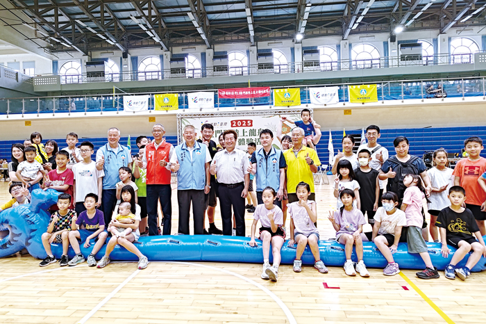 陸上龍舟趣味競賽吸引21支隊伍參賽,副縣長李文良與秘書長陳世保到場加油。(莊煥寧攝)