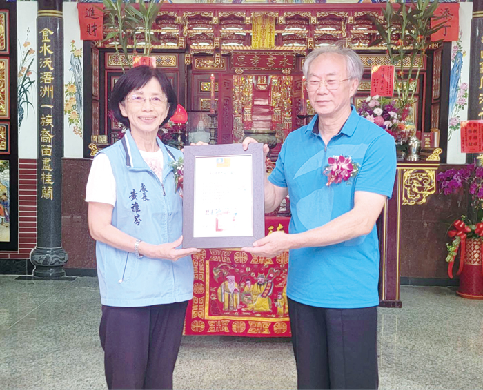 浯坑鄭氏家廟舉辦理監事交接,社會處處長黃雅芬代表縣長頒發當選證書。(民眾提供)