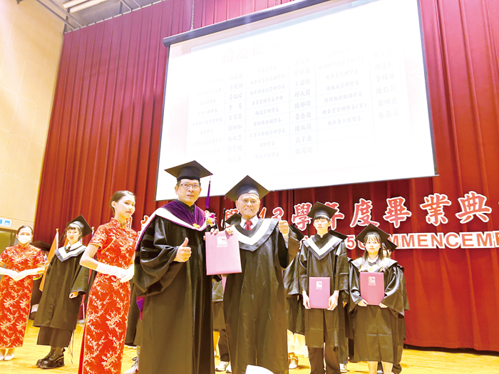 金門大學113學年度畢業典禮溫馨登場:陳建民(左)校長頒獎予高齡85歲畢業生顏達仁。(許加泰攝)