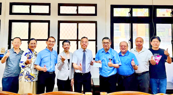 烈嶼國中校友廖志耀(左五)和太太李玉綢(左四)回饋母校,捐贈新台幣50萬元,設立清寒獎助學金,鼓勵學子向學。(烈中提供)