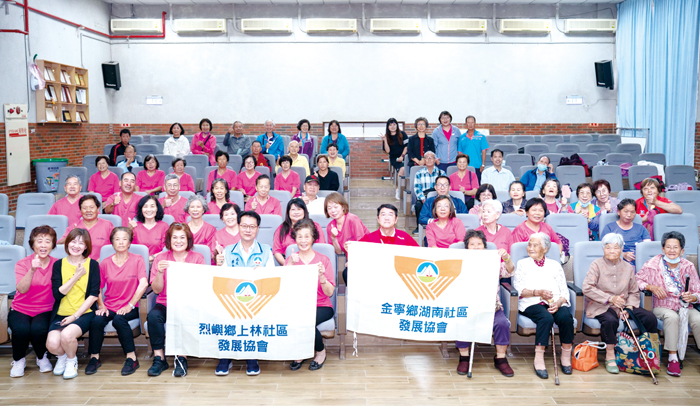 環保局輔導湖南、上林社區成立環保志工隊,局長李廣榮親自授旗及合照。(環保局提供)