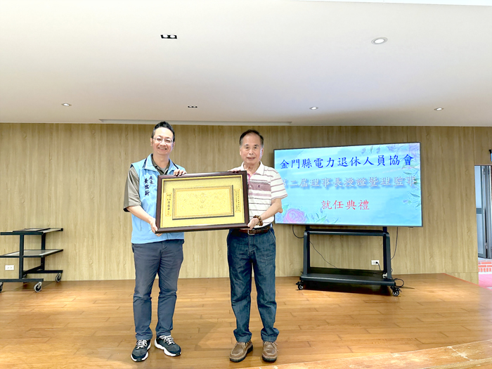 城鄉發展處處長黃儒新轉贈陳縣長賀匾予連任理事長李文選。(許加泰攝)