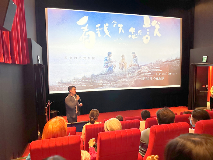 楊維國老師24日於金獅影城舉辦手語電影《看我今天怎麼說》觀影座談，全場爆滿，映後交流熱烈。（張郁姍攝）