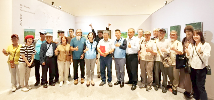 「譚國智駐縣藝術創作成果展—時代風景」於25日開幕,藝術家譚國智和與會之藝文人士、師生及鄉親大合照。(文化局提供)
