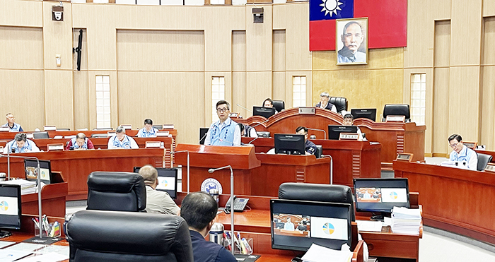 縣議會第八屆第五次定期會，多位議員針對金酒公司提出之專案報告提出質詢。（陳麗妤攝）