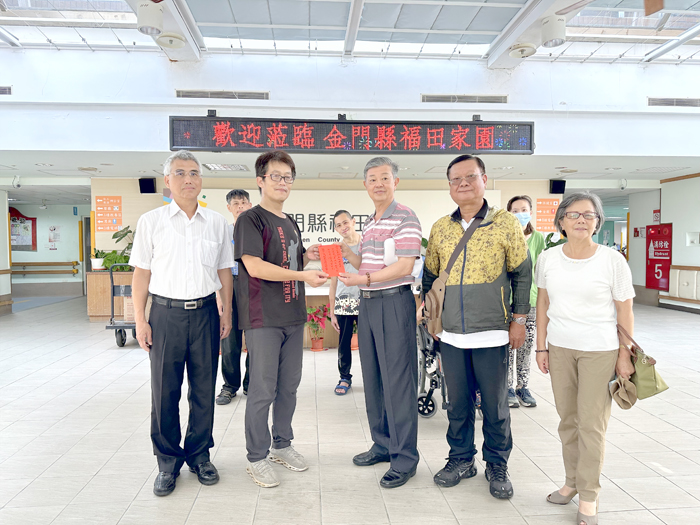 端午節前夕,寧湖土地公廟慈善會前往金門縣福田家園與康復之友協會進行節前慰問。(該會提供)