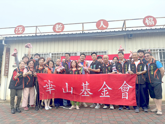 立法委員聯合服務處主任楊霈璿率領黨部幹部與志工，聯合浯江老人協會前往華山基金會金門站，致贈象徵平安與祝福的肉粽，向長者們傳遞節慶問候與關懷。（民眾黨金門縣黨部提供）